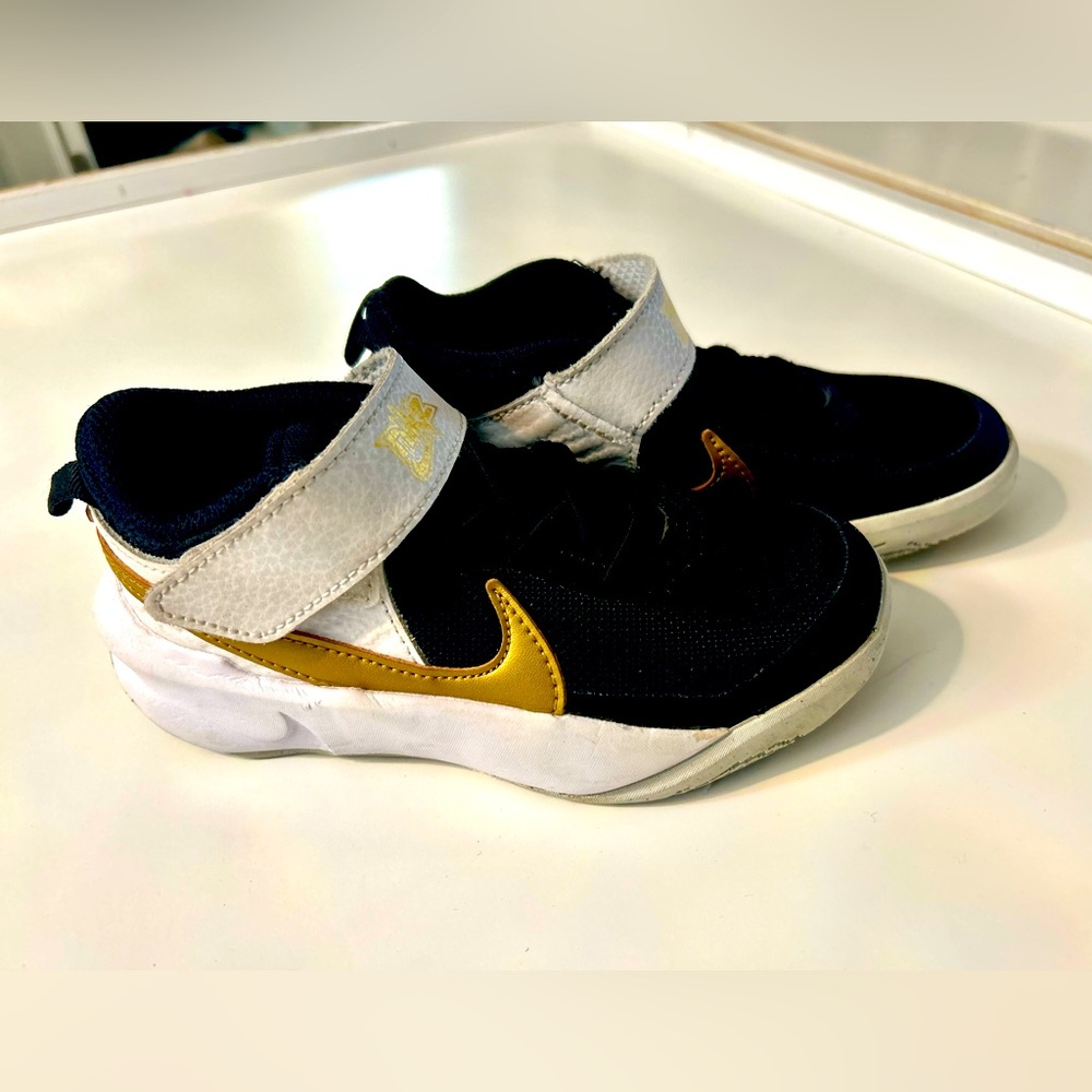 Nike Kids' Team Hustle D 10 Shoes size 11C slightly worn